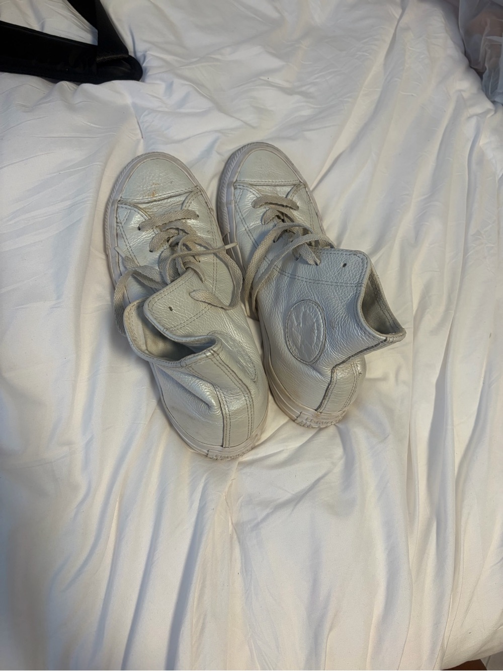 Converse Leather Low-Top Sneakers in Off-White/Cream